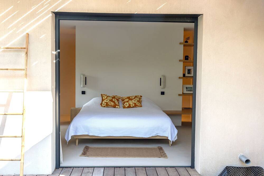 Contemporary sea-view villa with large infinity pool and walking distance to the beach in Pinarellu, Zonza