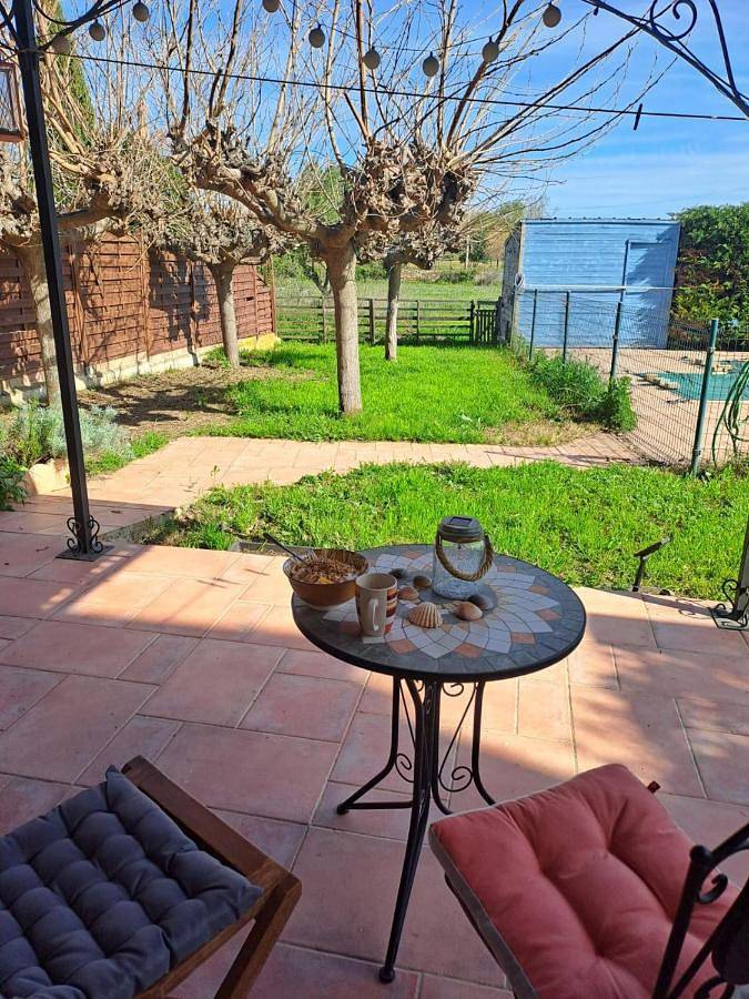 Location de vacances pour 6 personnes, avec vue ainsi que jardin et piscine, animaux acceptés à Montblanc - 3