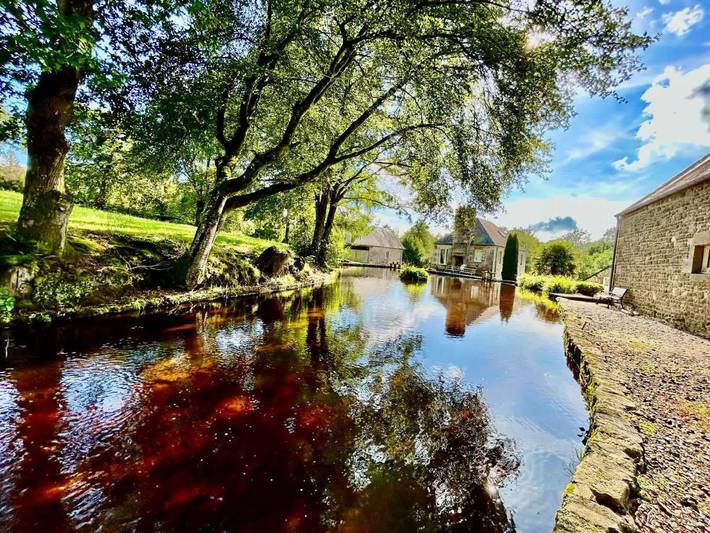 Location de vacances pour 36 personnes, avec jardin ainsi que jacuzzi et sauna, animaux acceptés à Le Gast