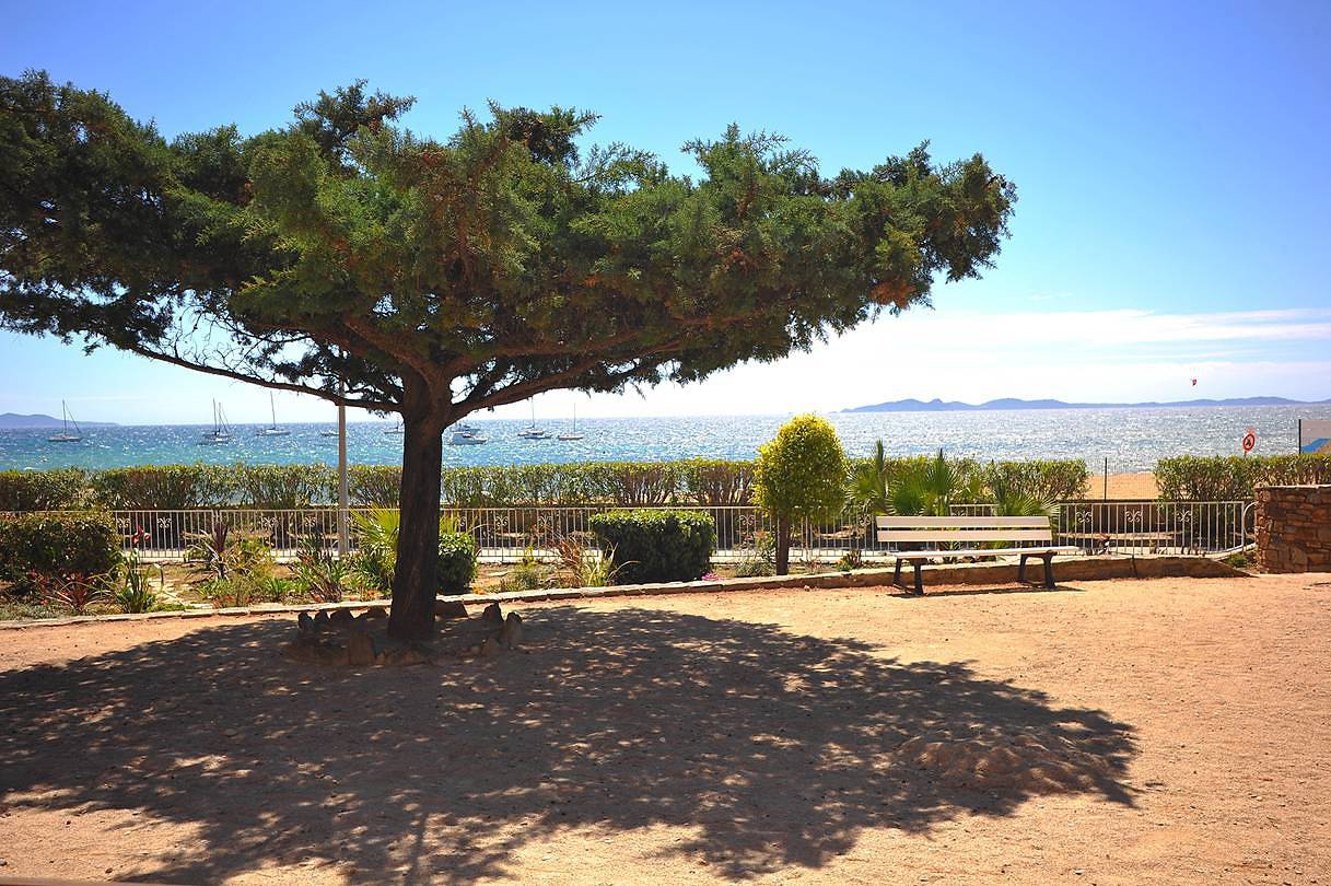 Apartamento vacacional entero, (5) Apartment View Over The Sea, Heated Pool, Tennis, 10 meters from the Beach in La Londe-les-Maures, Parque nacional Port-Cros