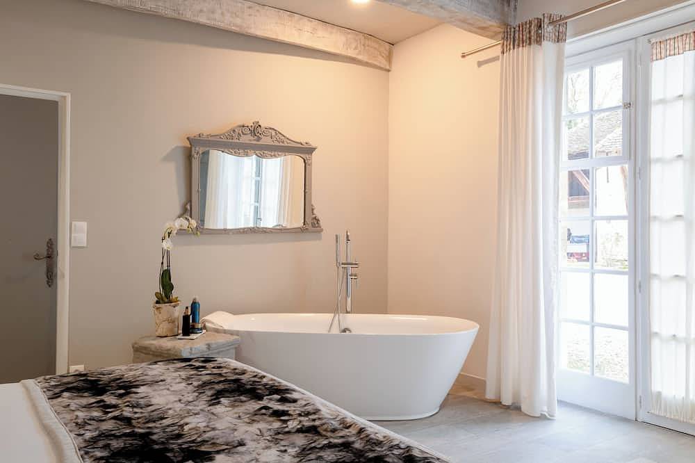 Very modern and spacious, in the colors of our natural habitat. in Gergy, Region Chalon-sur-Saône