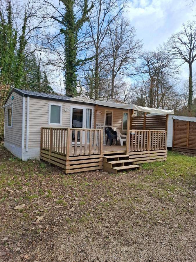 Parc de vacances pour 6 personnes, avec vue et terrasse ainsi que jardin et piscine en France