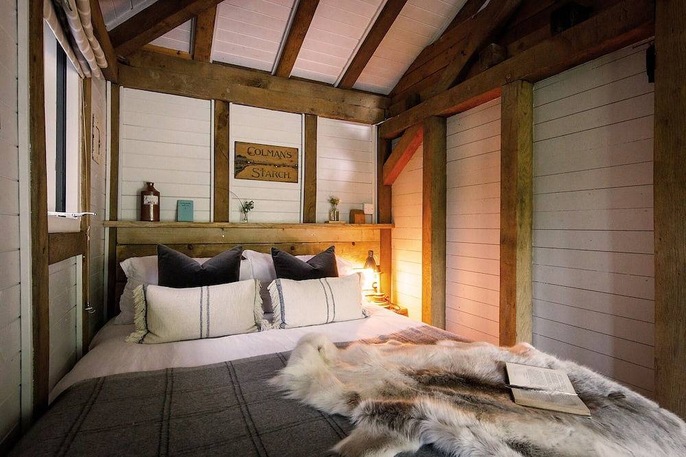 Luxury Boltholes | Cabin in the woods with hot tub in Sussex Occidental