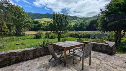 Gîte pour 4 personnes, avec terrasse et jardin dans le Cantal