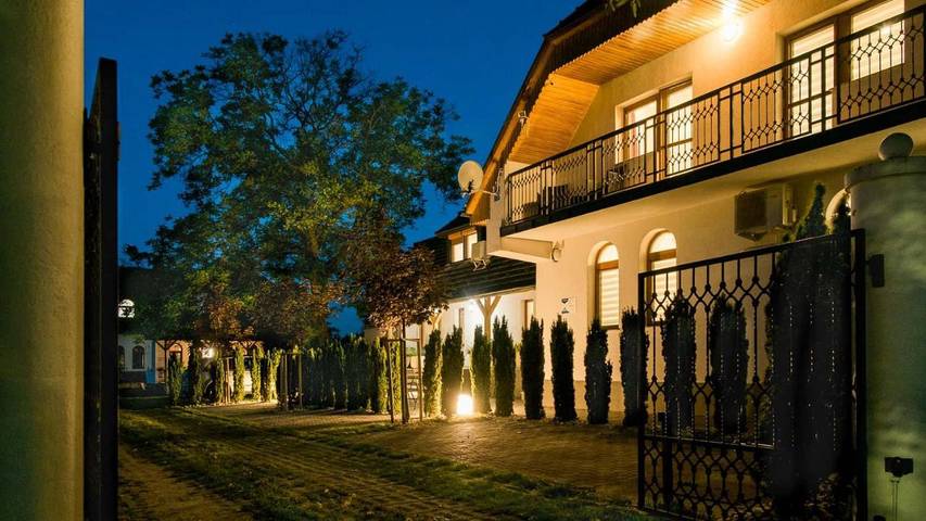 Ferienwohnung für 2 Personen, mit Terrasse und Garten in Keszthely