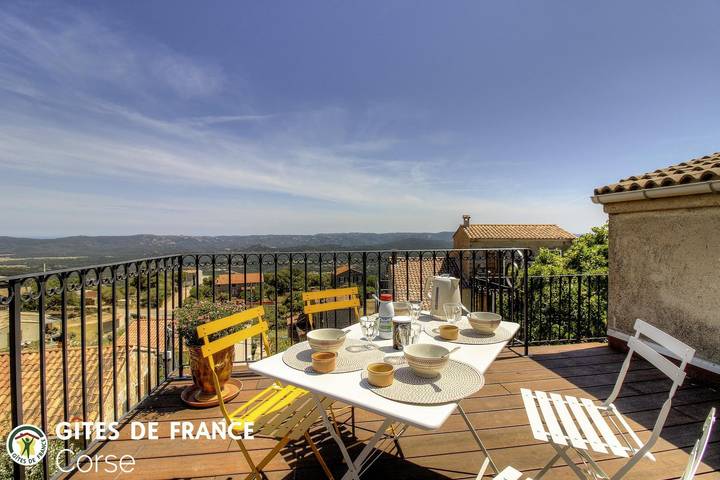 Gîte pour 4 personnes, avec Terrasse ainsi que Jardin et Vue à Sotta