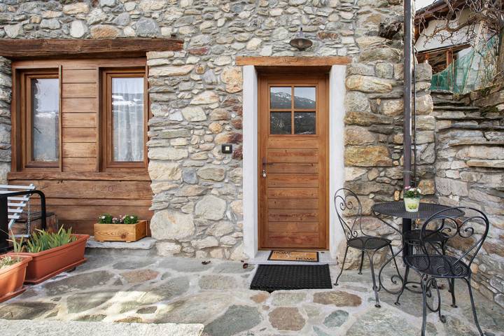 Hel lägenhet, Apartment 'Mini House' with Mountain View, Private Terrace and Private Garden in La Cretaz-Roisan, Comune di Roisan