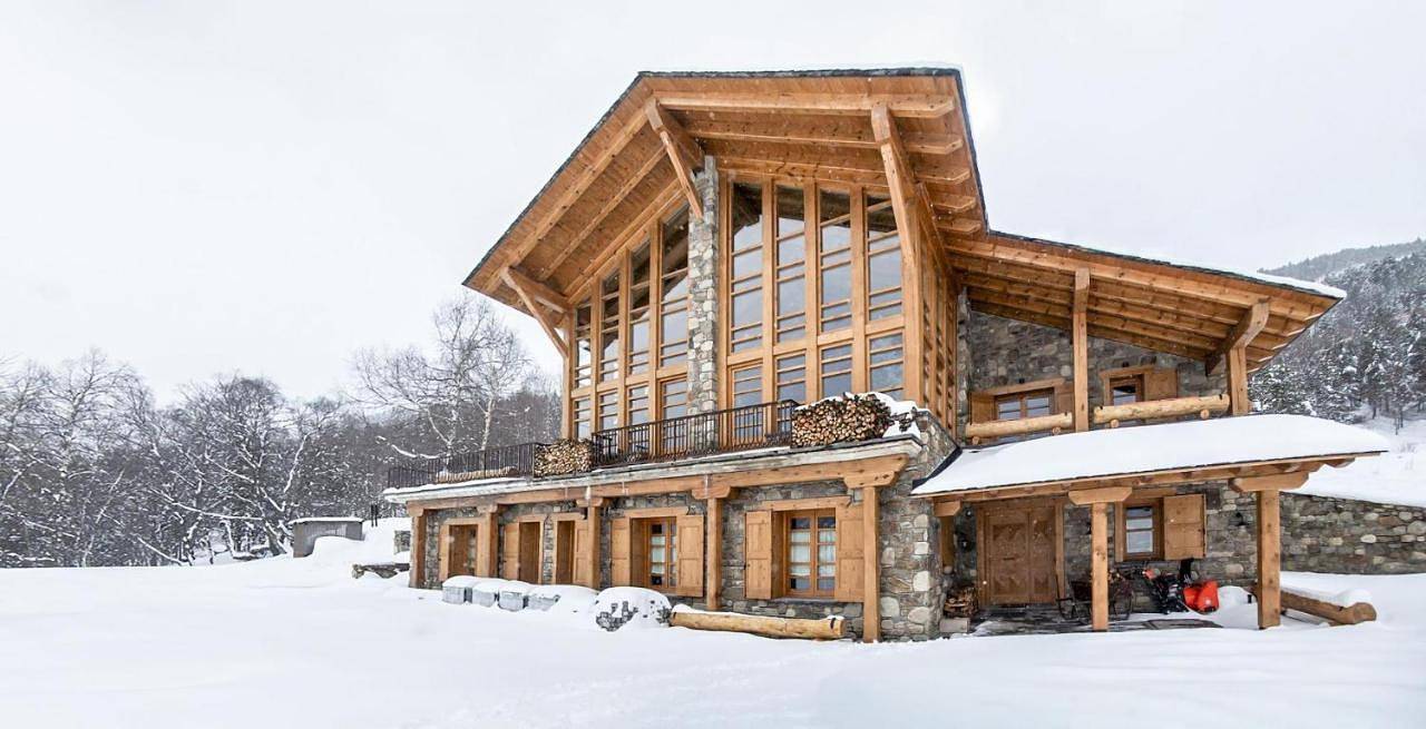 Ski-In-Ski-Out Indoor Hot Tub Mountain Lodge in El Tarter, Grandvalira