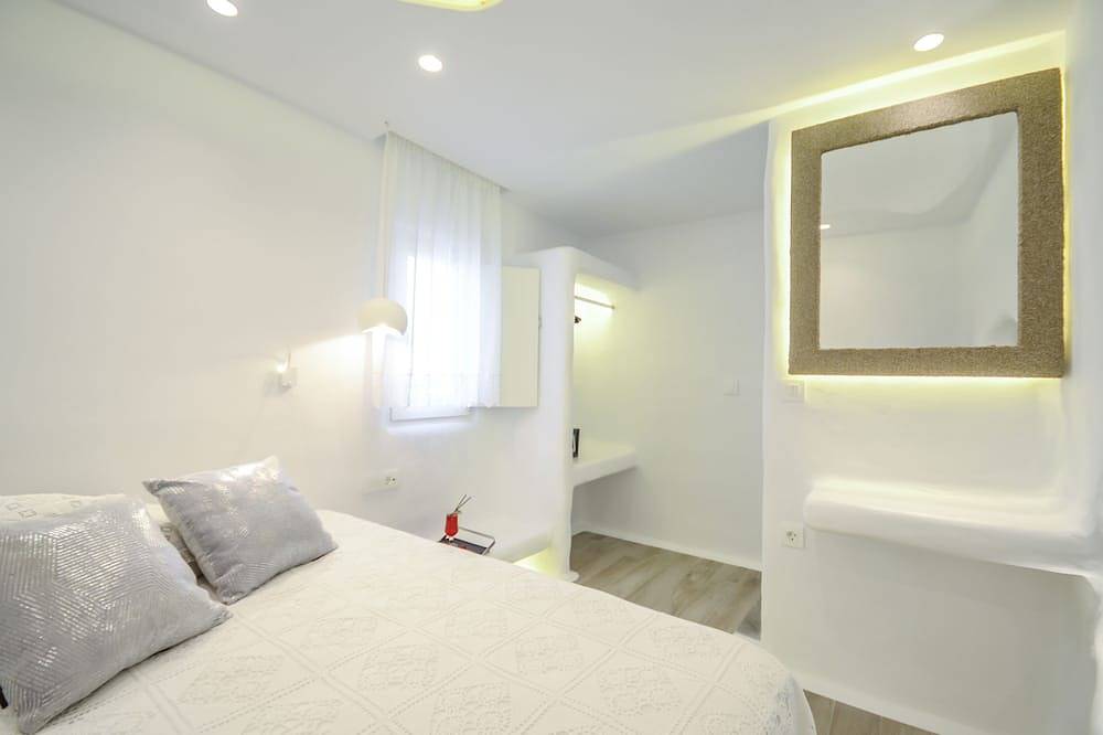 Grand Sea View Signature Suite with Jacuzzi in Cyclades
