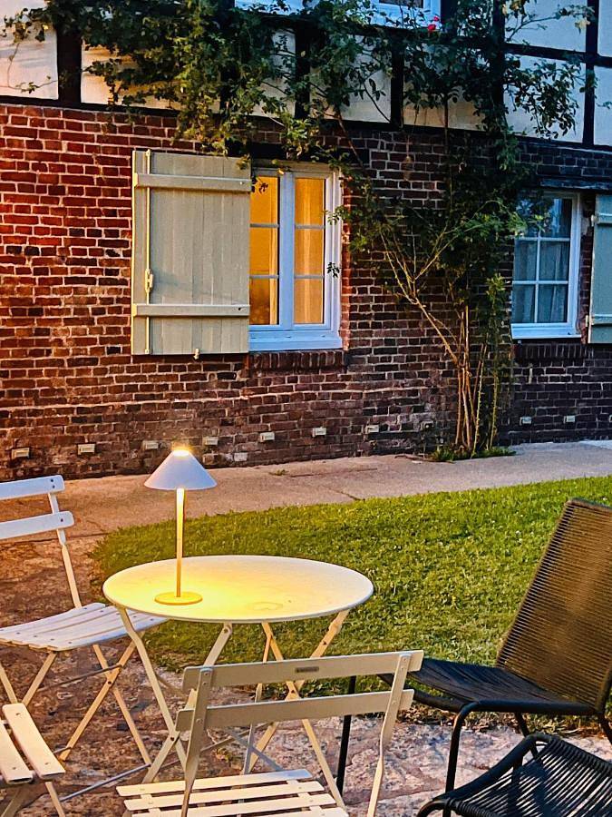 Location de vacances pour 7 personnes, avec piscine et jardin ainsi que vue et terrasse à Fleury-la-Forêt - 3