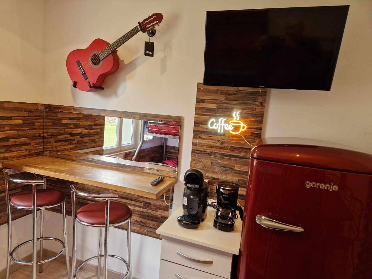 Appartement entier, 06 - Très joli 2 pièces neuf climatisé et tout équipé pour 1 à 4 personnes avec 3 lits, vue sur jardin, parking privatif gratuit, grand fourgon possible, tout le linge de maison est fourni in Razac-sur-l'Isle, Périgord Blanc