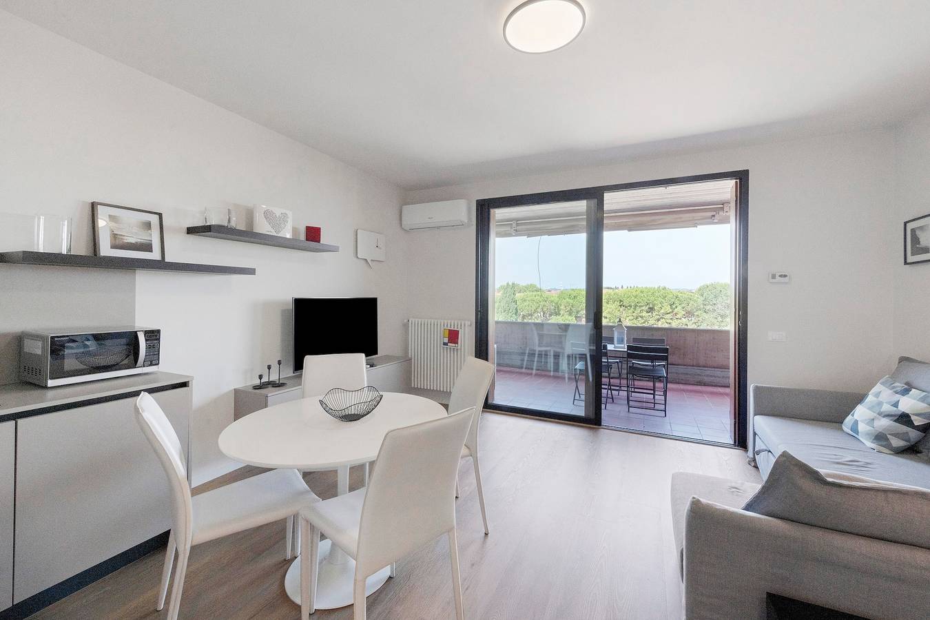 Appartamento intero, Appartamento 'La Casa Di Luca' con piscina condivisa, Wi-Fi e aria condizionata in Santa Maria di Lugana, Sirmione