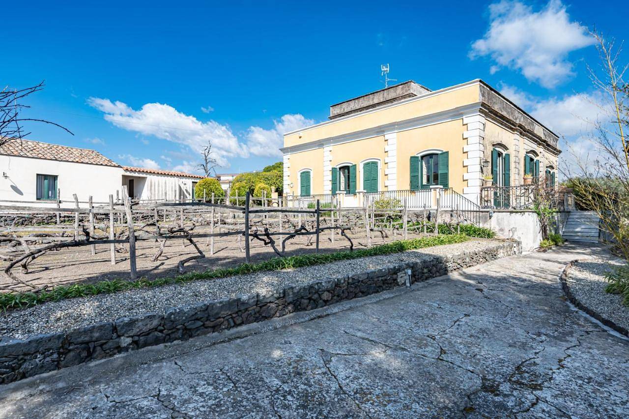 Guesthost - Villa Ninina in the Heart of Etna Park in Trecastagni, Etna