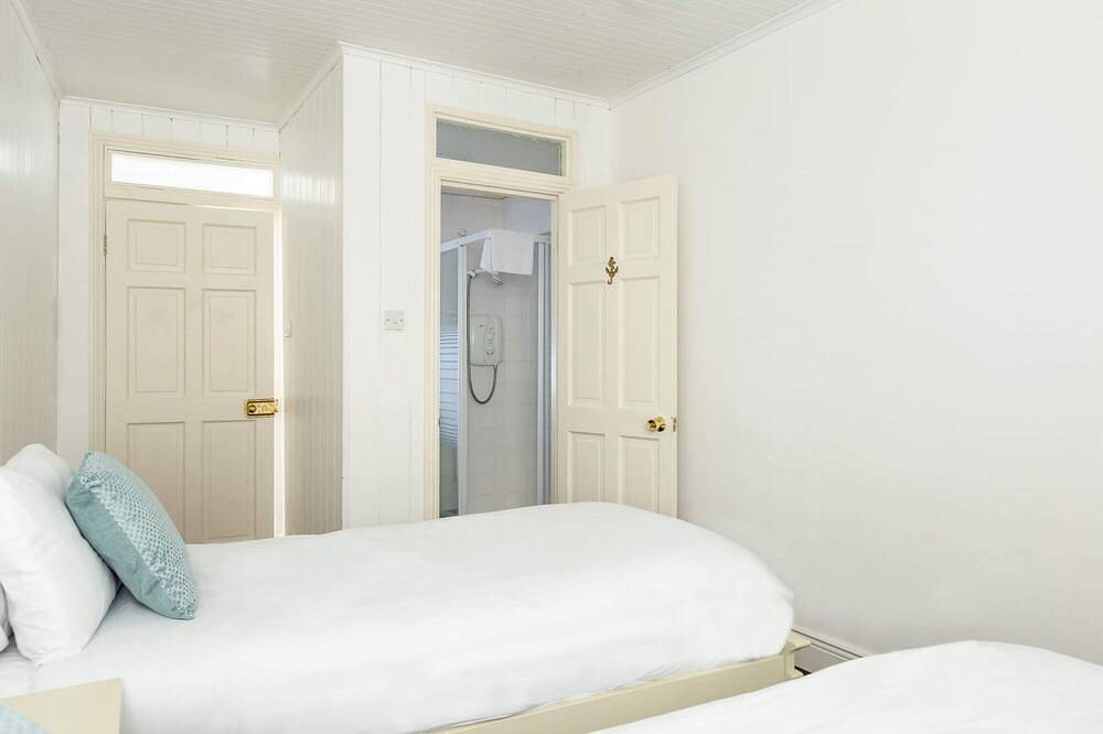 Cross Seas House - Ireland's Closest House to the Sea , Cross Seas - 2 Bedrooms: 1 Double Rooms, 1 T in Lahinch, County Clare