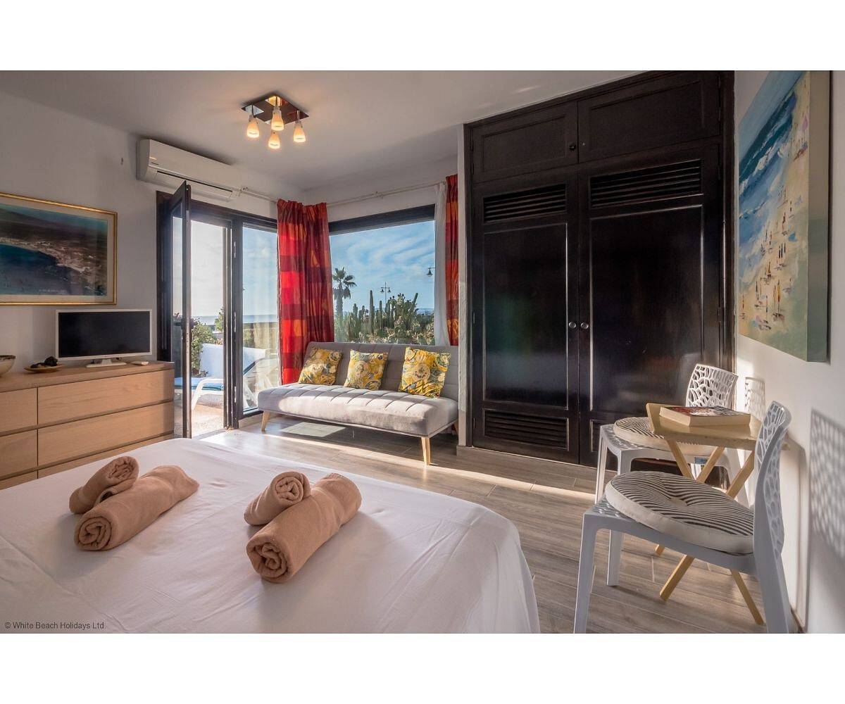 Apartamento entero, Apartamento "Puerto Chico I y J" con vistas al mar, terraza privada, piscina compartida y Wi-Fi in Playa Blanca, Yaiza