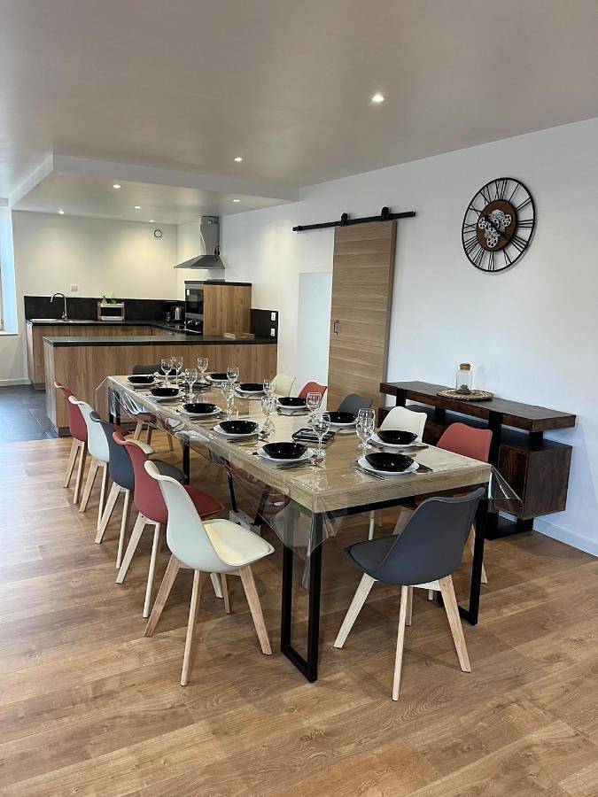 Gîte pour 12 personnes, avec terrasse et jacuzzi à La Coudre