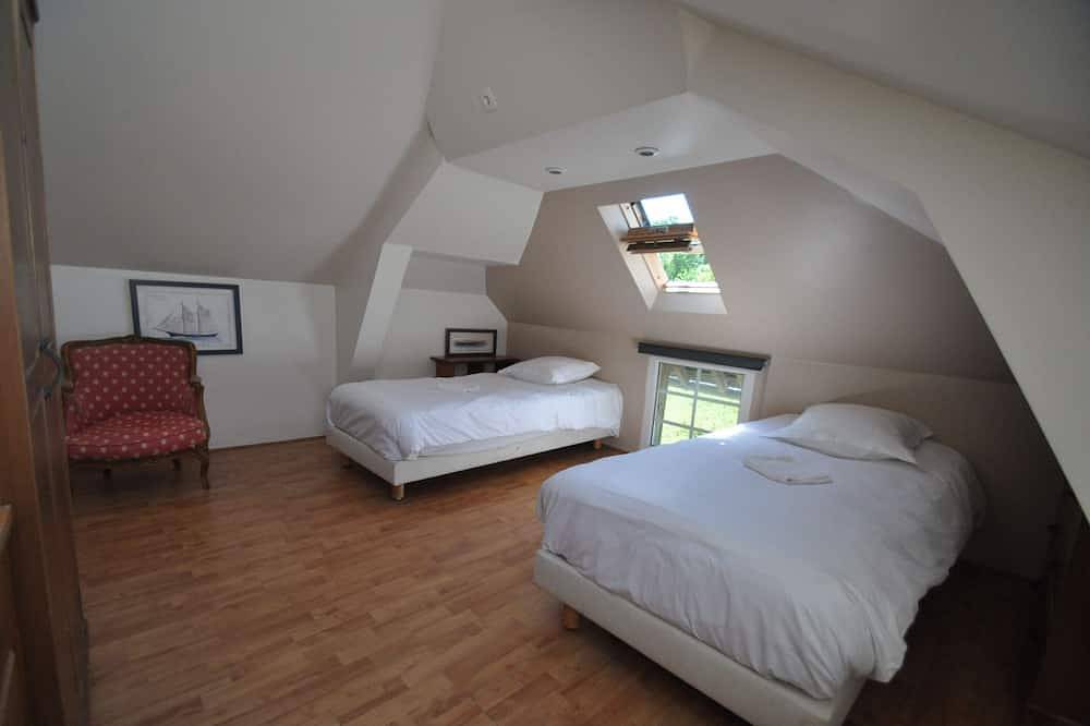 Villa et sa Dépendance, Piscine Privée, Sauna, salles de jeux Sans Vis A Vis in Bonneville-la-Louvet, Région de Lisieux