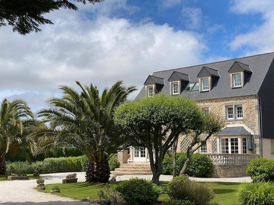 Villa Champfleury, à 50 m de la plage! in Jonville, Réville