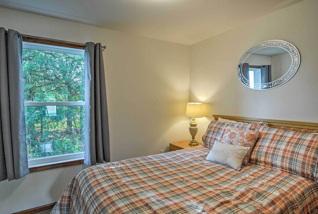 St. Ignace Cottage mit Deck und Strand am Lake Huron! in St. Ignace, Mackinac County