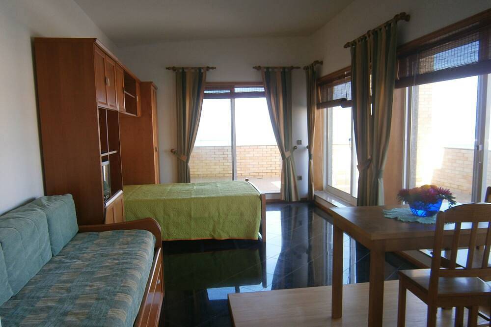 Ganze Wohnung, Sonne, Pool und Strand, T0 Studio offener Raum, direkt am Strand, private Pools. in Esmoriz, Aveiro Distrikt