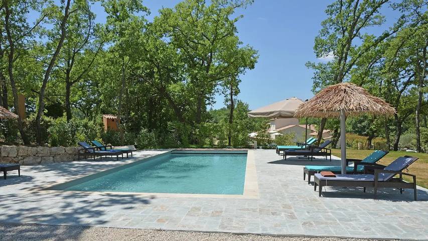 Location de vacances pour 4 personnes, avec piscine et jardin à Montauroux