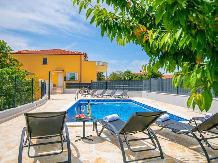 Villa "Mile" mit beheiztem Pool, Grill und Terrasse in Makarska Riviera