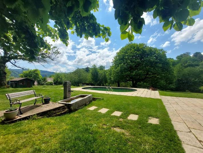 Location de vacances pour 15 personnes, avec jardin ainsi que vue et piscine à Saint-Geoire-en-Valdaine - 4