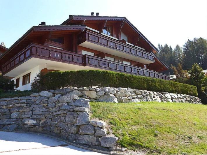 Chalet pour 4 personnes, avec Balcon et Terrasse ainsi que Jardin et Vue à Crans-Montana