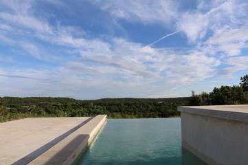 Gîte pour 7 personnes, avec piscine ainsi que vue et jardin à Lussan