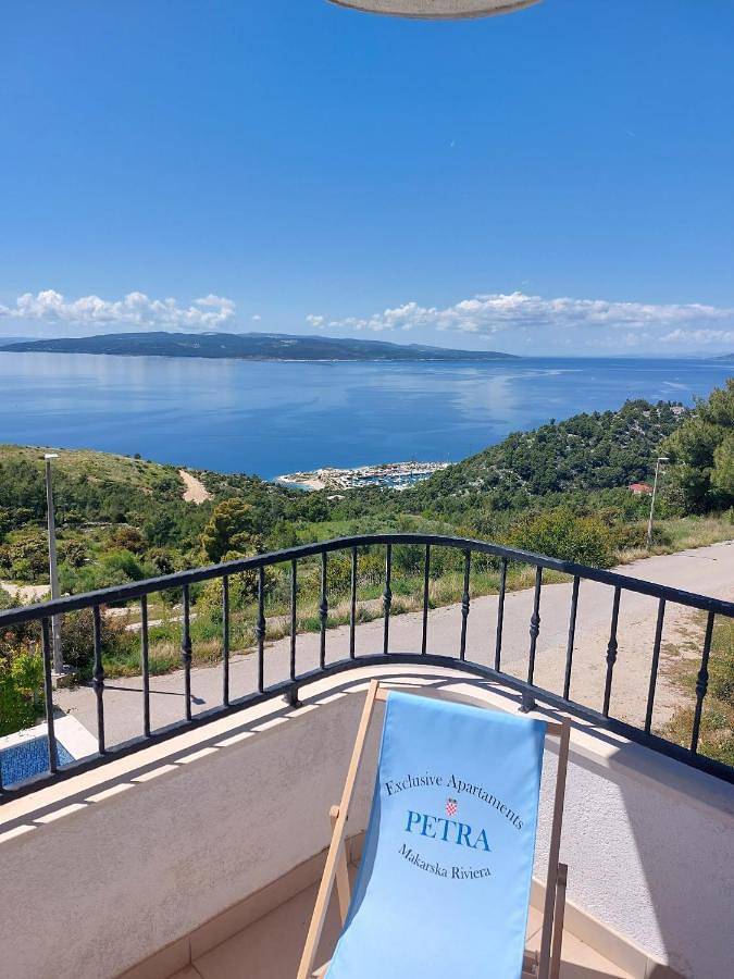 Ferienwohnung für 6 Personen, mit Balkon und Pool in Krvavica