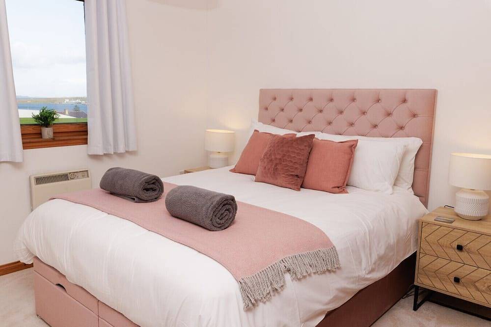 Ganze Wohnung, New to Vrbo: Bright & Stylish Central Lerwick Apt With Parking in Shetland Inseln