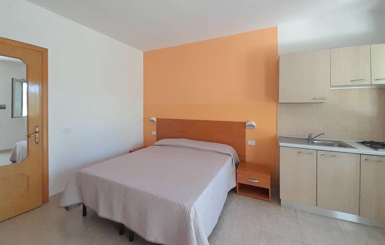 Appartement de vacances entier, Charmant appartement au bord de la piscine à 2,5 km du centre ville de Chiesiola in Vieste, Gargano