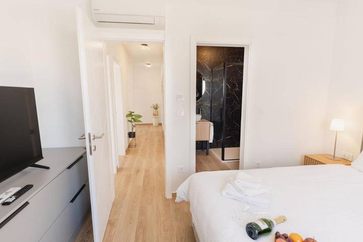 Villa pour 8 personnes, avec piscine ainsi que vue et jardin, animaux acceptés à Brodarica - 2