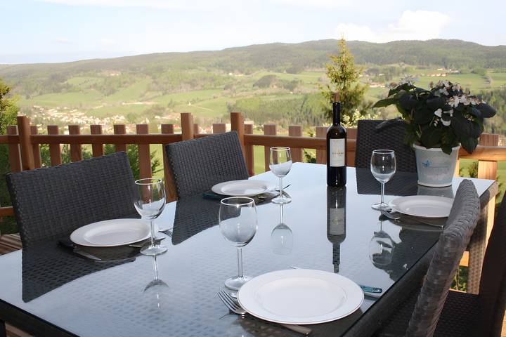 Chalet « Le Cocon » : vue montagne, terrasse privée et Wi-Fi in Foncine-le-Haut, Parc naturel régional du Haut-Jura