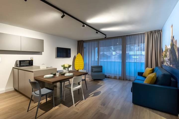 Apartamento entero, Apartamento 'Boutique Blue' con balcón, Wi-Fi y aire acondicionado in Nago-Torbole, Montañas Garda