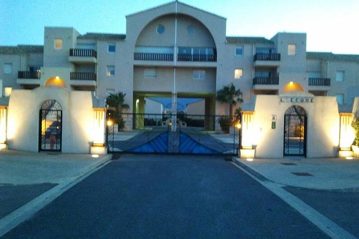 Entire apartment, Quiet, High Standing, Large Terrace And Swimming Pool Near The Beach in Saint-Cyprien, Mediterranean Coast (France)