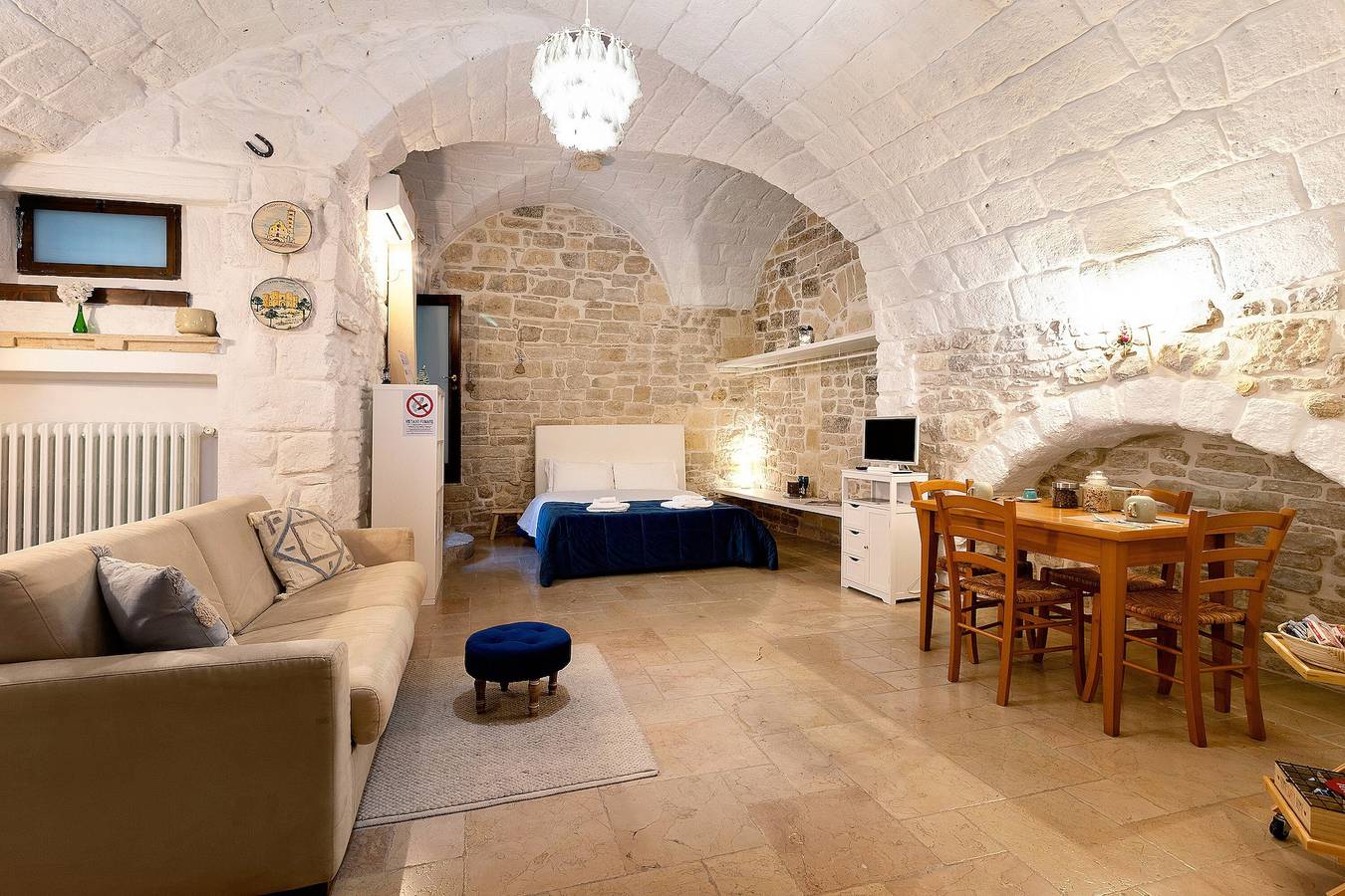 Casa Vacanze 'Charme Room Dimora D'incanto' con Wi-Fi e aria condizionata in Trani, Via Francigena