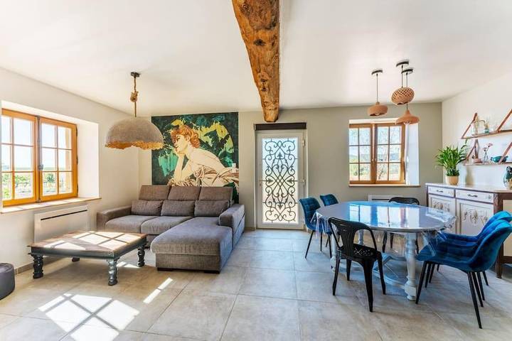 Location de vacances pour 6 personnes, avec jardin ainsi que vue et piscine à Sarcey - 2