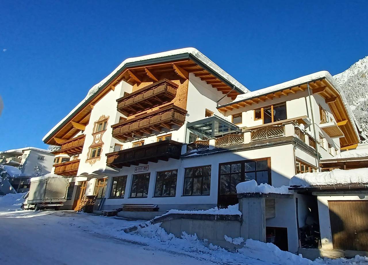 Ganze Ferienwohnung, Großraumapp. 10-13 Pers.: 7 Schlafräume/Dusche,Wc in Flirsch, Arlberg