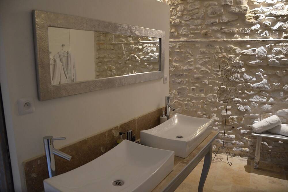 O2suites baroque room with private Jacuzzi in Bernis, Nimes region