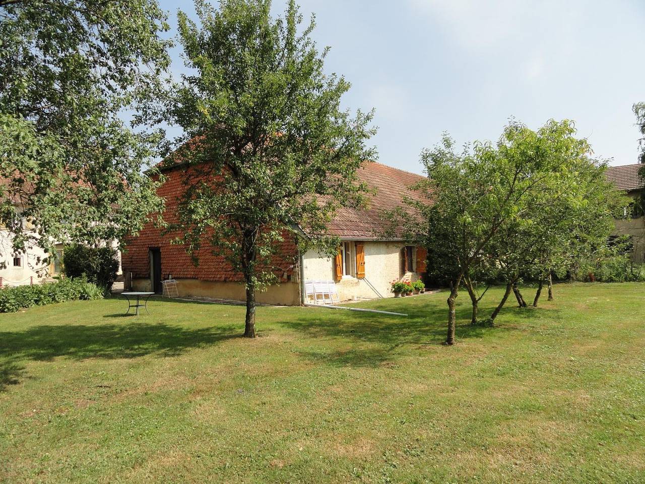 Gîte for 5 people with garden in Doubs