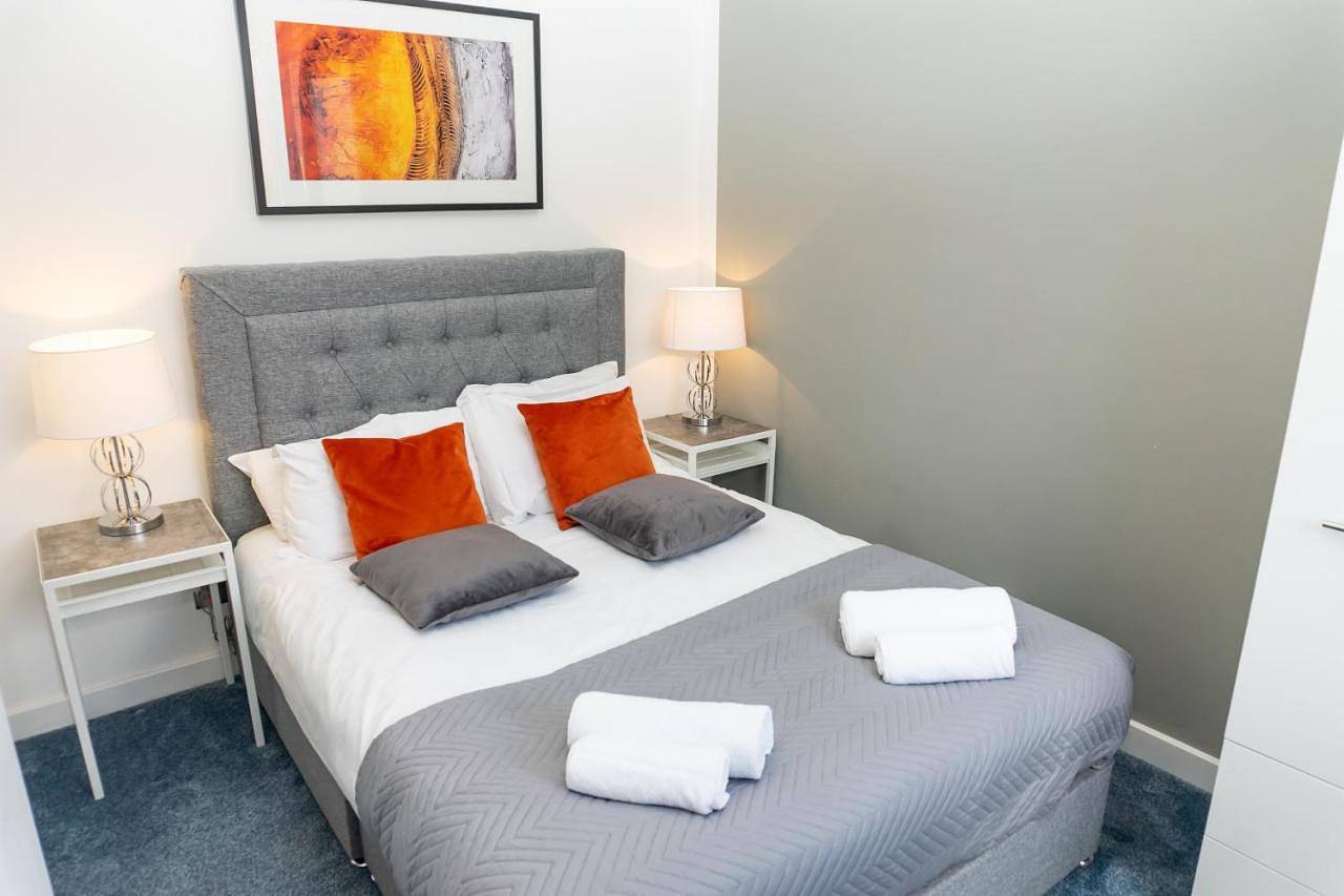 Entire apartment, Inspiration by Olauda Sa - 3 Bed House with Free Parking in Swindon, North Wessex Downs