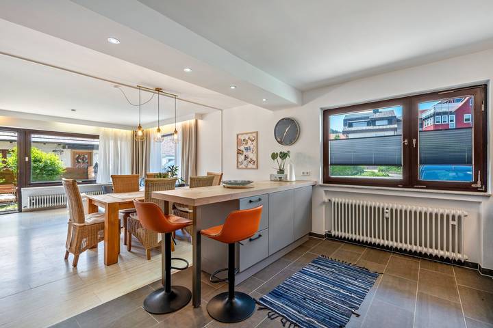 Ganze Wohnung, Landhaus Gisela 2.0 - Fewo 1, 3 Schlafzimmer, Terrasse mit Garten, neu renoviert, modern, zentral in Bad Liebenzell, Nordschwarzwald