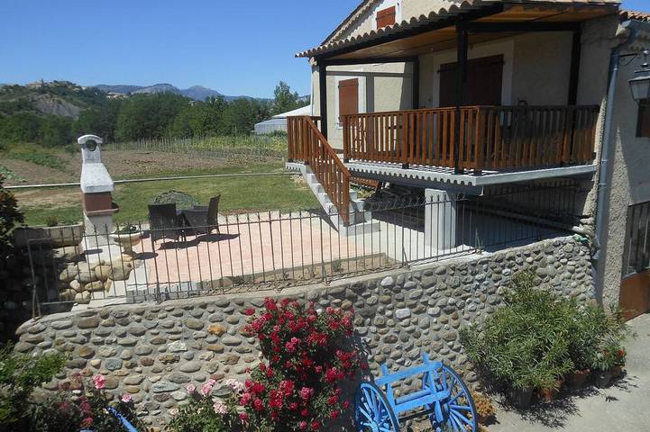 Gîte pour 4 personnes, avec piscine ainsi que jardin et balcon à Upaix