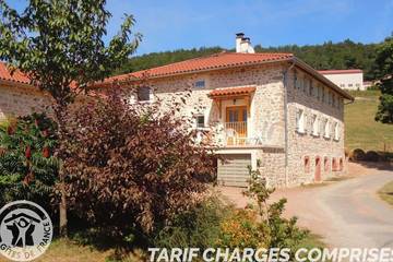 Gîte pour 14 personnes, avec jardin à Chirassimont