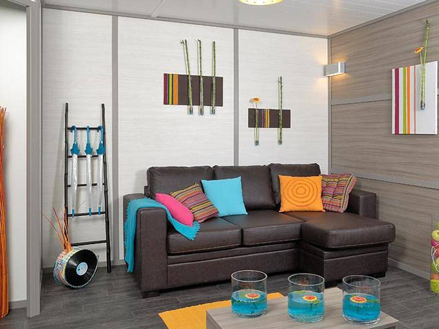 Camping Sites et Paysages - Les Pinèdes - Chalet 6 personnes - Privilège 4 adultes + 2 enfants Prestige in La Colle-sur-Loup, Région de Cannes