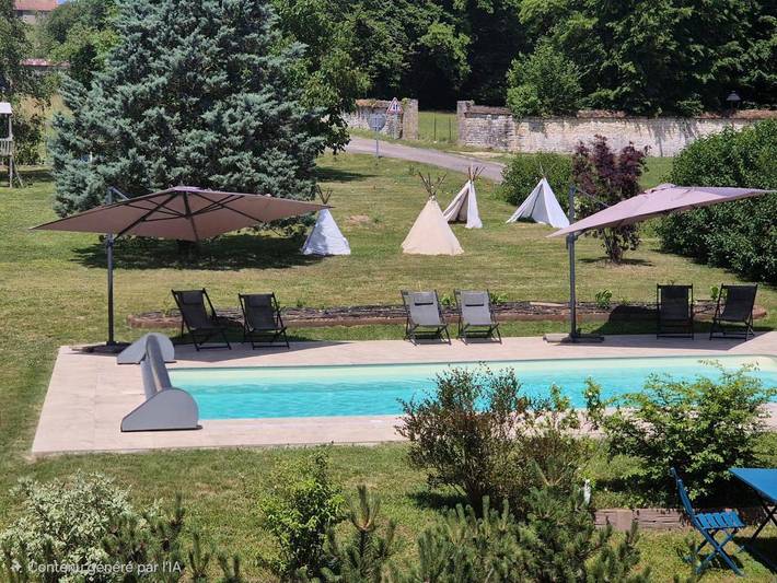 Location de vacances pour 2 personnes, avec Terrasse et Jardin ainsi que Piscine et Vue à Ray-sur-Saône