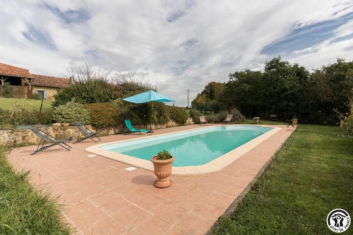 Gîte pour 4 personnes, avec piscine ainsi que terrasse et jardin, animaux acceptés
