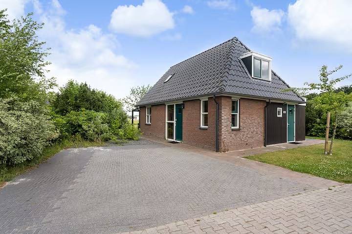 Bungalow für 8 Personen, mit Kinderpool und Seeblick sowie Balkon/Terrasse und Terrasse in Drenthe