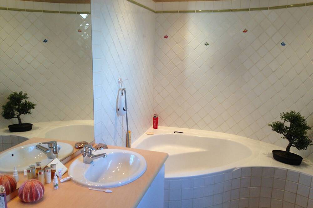 Ganze Wohnung, Am Meer, super Ausblick, 4 Pers., Terrasse, Ruhe, privater Zugang, Parkplatz in Théoule-sur-Mer, Massif de l'Esterel